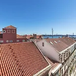 Апартаменты Lovelystay - Luxury Oasis In Bairro Alto Лиссабон