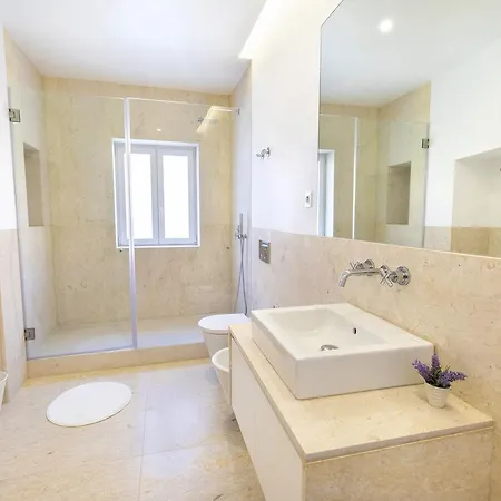 Lovelystay - Luxury Oasis In Bairro Alto Lägenhet