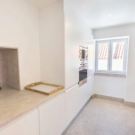 Апартаменты Lovelystay - Luxury Oasis In Bairro Alto Лиссабон